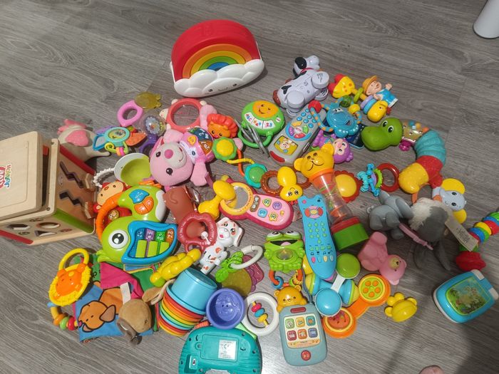 Lot de plusieurs jouets pour enfants en bas âge