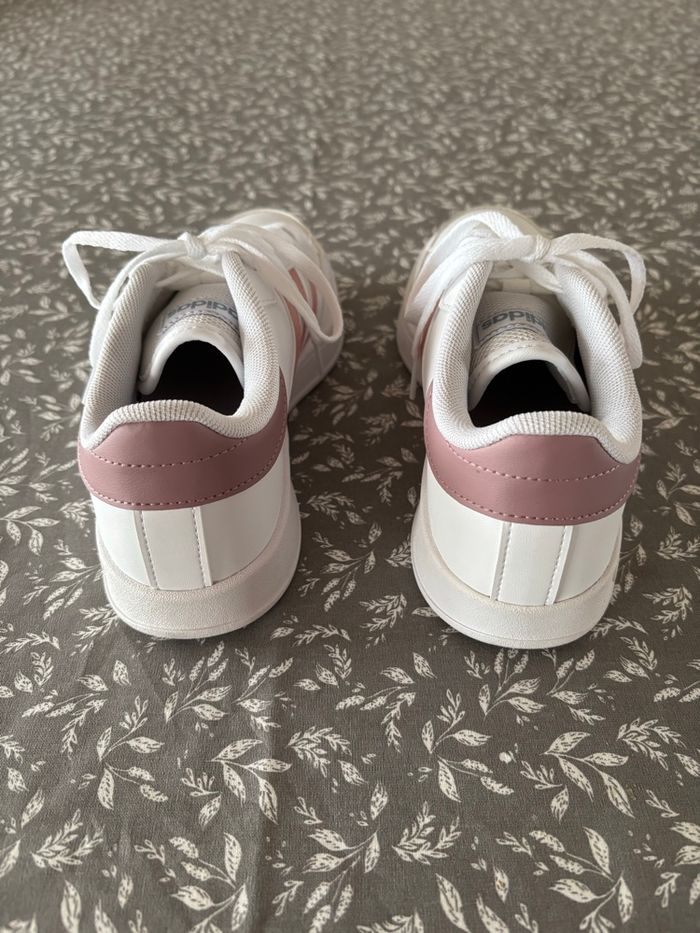 Baskets en cuir Adidas pointure 38, neufs sans étiquette - photo numéro 4