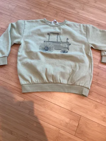 8 ans - Sweat molleton couleur kaki clair avec un motif à relief d'un tracteur