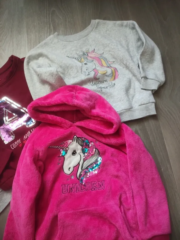 Lot de 3 pulls licorne 🦄 4 ans en très bon état très peu porté - photo numéro 4