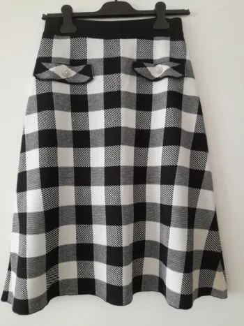 Jupe à carreaux forme évasée.