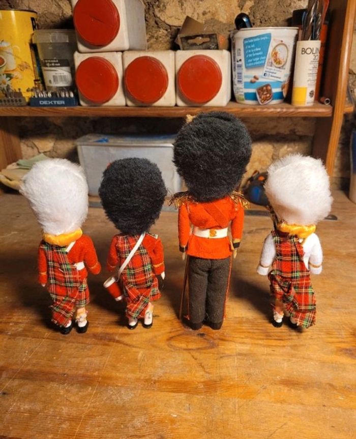 Vends lot de 4 poupées anciennes touristique grande bretagne - photo numéro 2