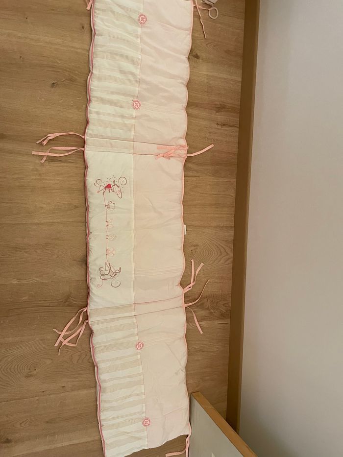 Tour de lit bébé rose