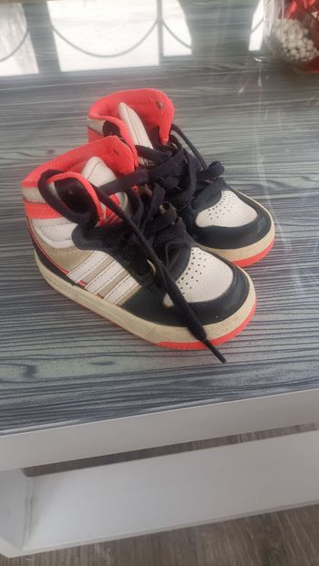 Baskets adidas fille p 20 en très bonne état.