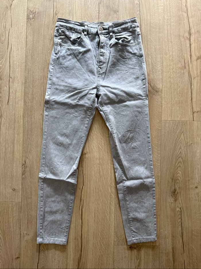Jean slim gris clair Stradivarius - Taille 38 - Bon état - photo numéro 2