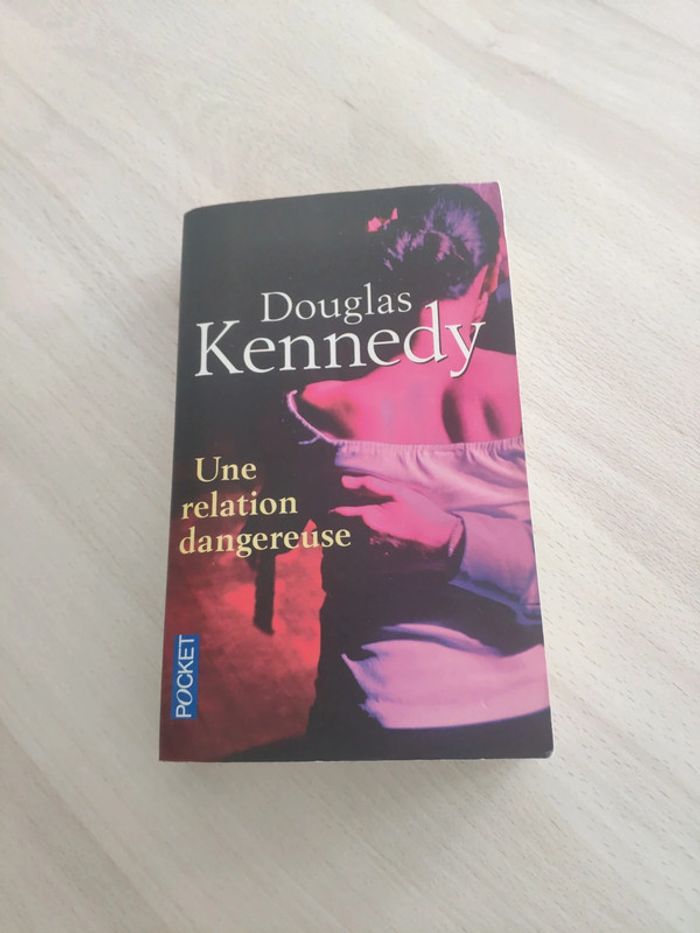Livre poche une relation dangereuse Douglas Kennedy thriller