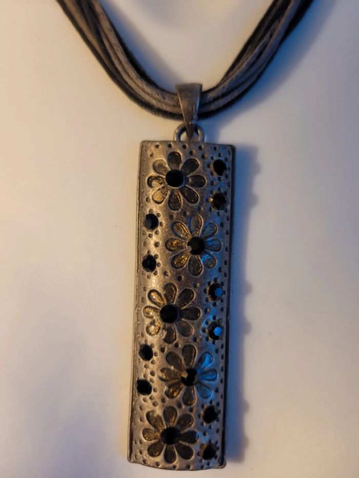 Collier fleurs et cuir - photo numéro 2