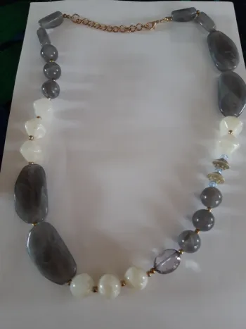 Joli sautoir vintage gris et écru