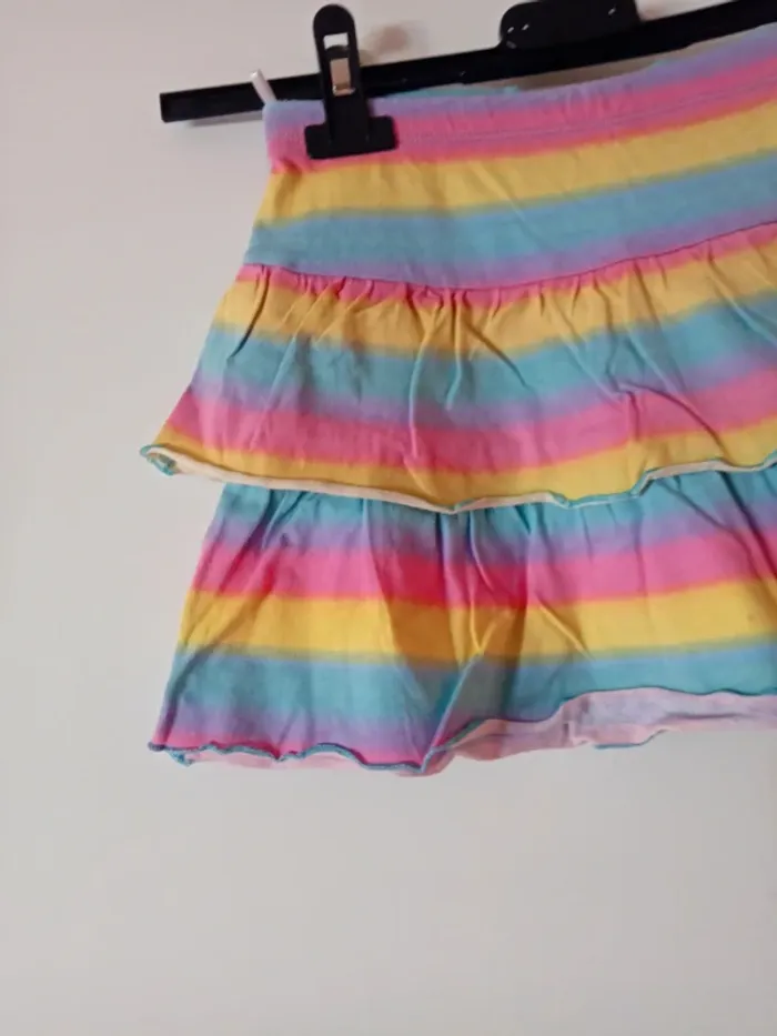 Jolie jupe multicolore.  C&A. 6 ans - photo numéro 2