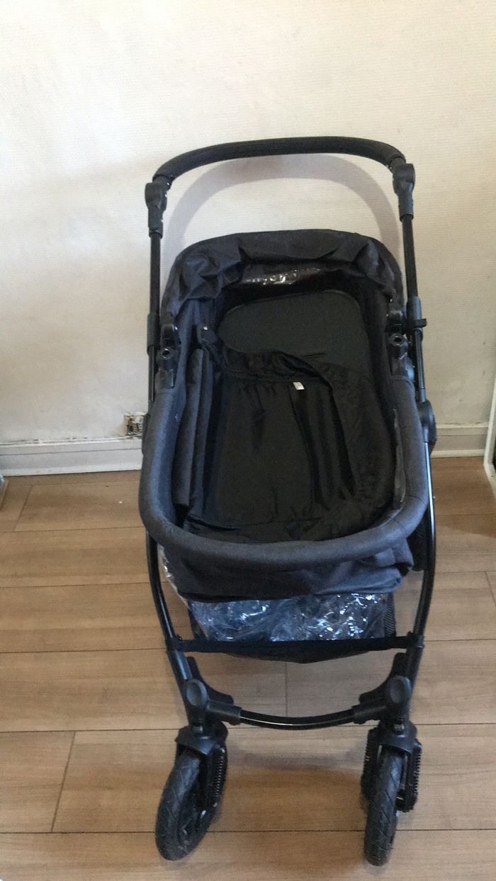 Bonjour je vendu un poussette acheter just un moi comme neuf