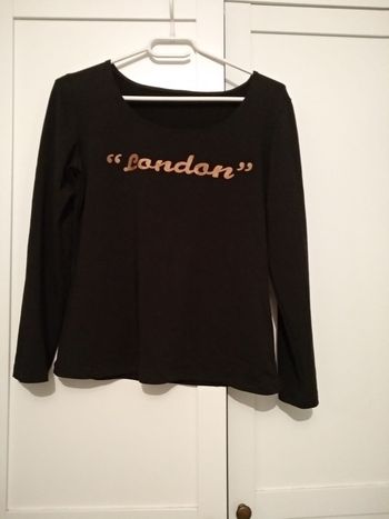 Haut noir fin à manches longues et écriture London