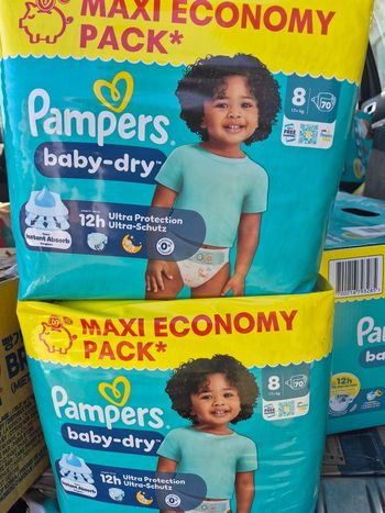 Couches pampers taille 8, 140 couches. 
