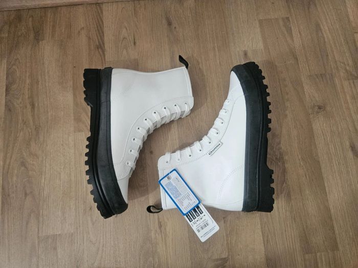 Bottines Superga blanches neuves jamais portées dans leur boîte d'origine taille 37 - photo numéro 3