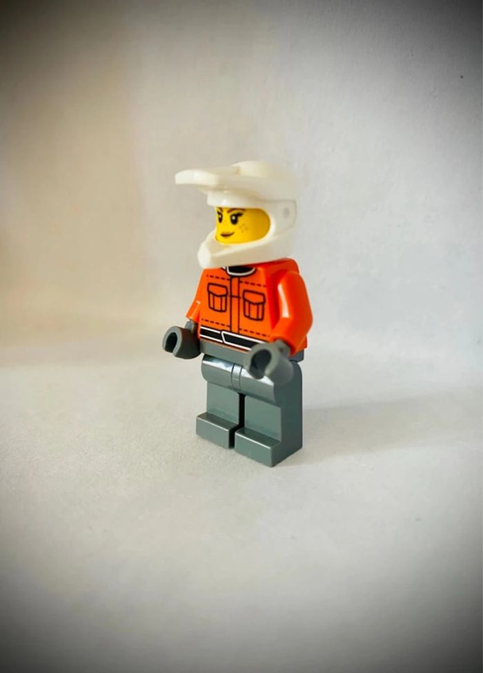 Minifigurine LEGO City - CTY1864 - Membre de l’équipe de Stand de Formule 1 - 2025 - Très bon état - photo numéro 2