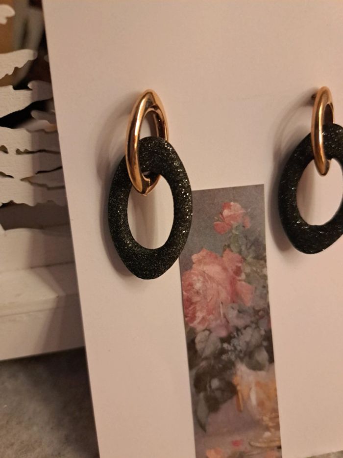 Boucles d'oreilles pendante noir et doré - photo numéro 3