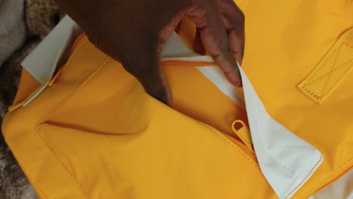 Sac à dos en nylon tissu solide jaune et beige en très bon état - photo numéro 8