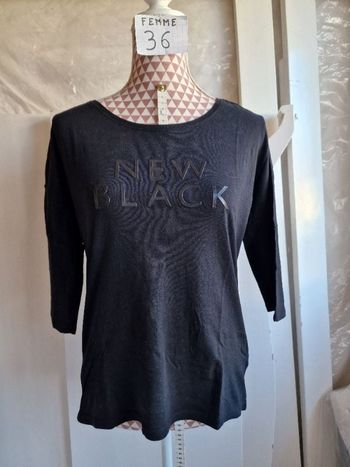 Tee-shirt, noir à inscription noir simili cuir, manches 3/4,longueur 59cm,en très très bon état, mar