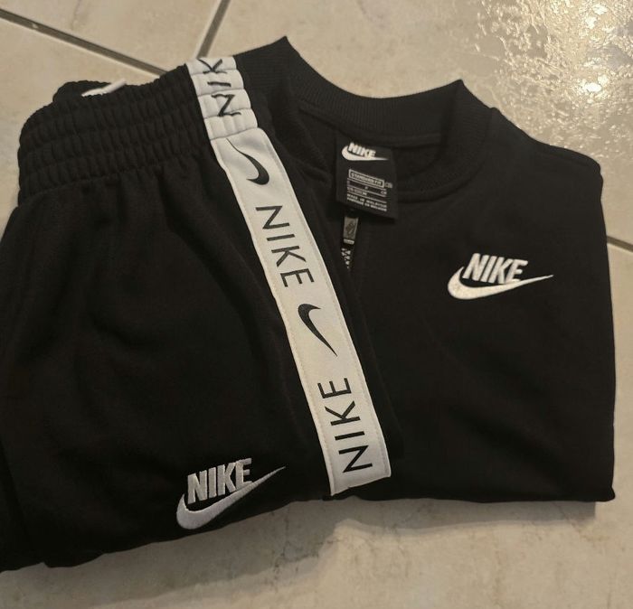NEUF!!!! (non portés) 🥰😍🤩SUPERBE survêtement MIXTE 8 ans NIKE (prix ferme)⚘️⚘️🤩🤩 - photo numéro 2