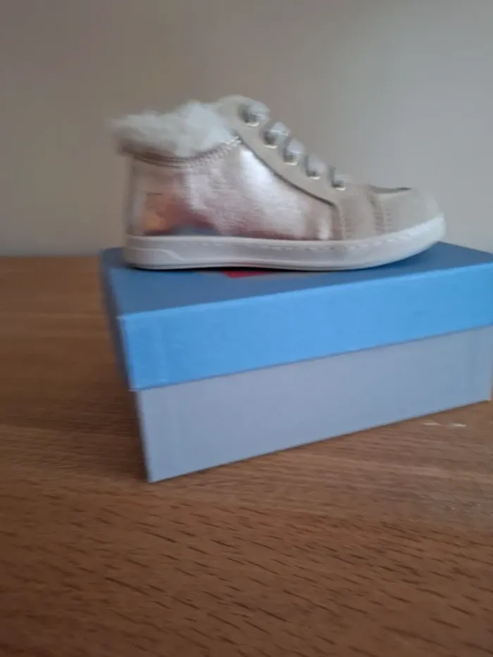 Nieuwe schoenen goudkleurig