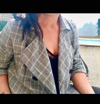 Veste longue Belcci mi-saison non doublée longue ceinturée Prince de Galles Boutonnage fictif Effet peignoir longue et très féminine Carreaux blanc gris noir et très discret rose Étiquetée taille M/L