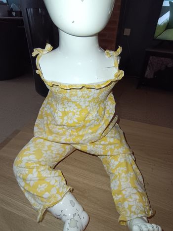 Combinaison jaune à fleurs blanches