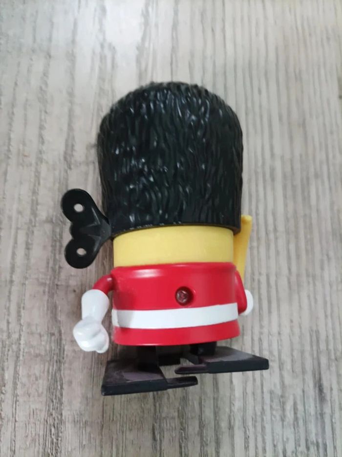 Figurine Minion garde anglais neuve - photo numéro 4