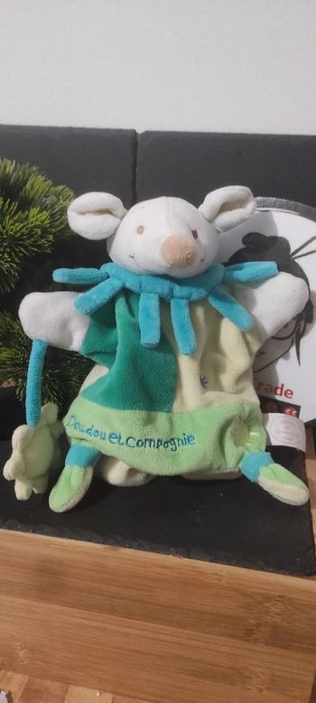 doudou et compagnie marionnette souris blanc vert  bleu soleil  jaune dc1493 mario verte