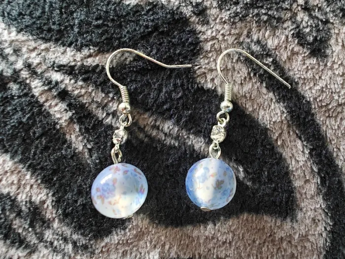 Lots de deux paires de boucles d'oreilles boules pendantes - photo numéro 2