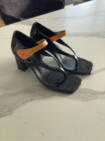 Superbe paire de sandales en vernis noir et jaune bridé à scratch quasi  neuve pointure 38
