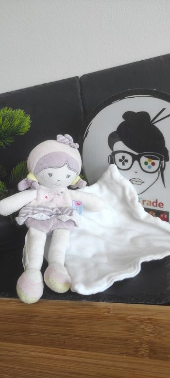 Doudou mouchoir poupée sucre d'orge cajou rose violet robe blanc vert couette