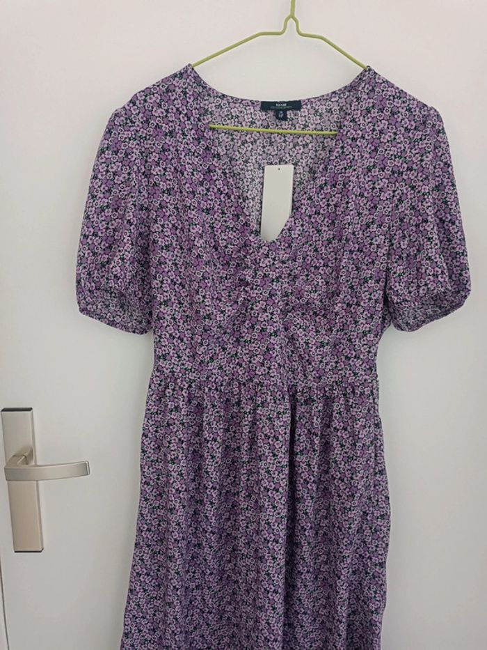 Robe violette d'été à motifs fleurs Taille 38 Kiabi Neuf avec étiquette - photo numéro 3