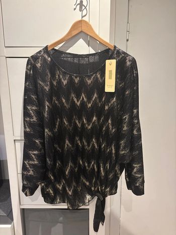 Blouse noire et dorée