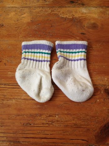 Une paire de chaussettes imprimés pour bébé fille ou garçon