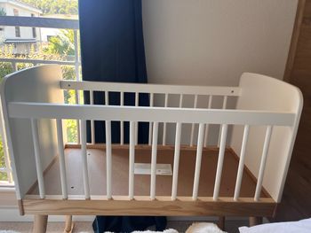 Lit bébé à bascule Vertbaudet + 2 matelas (1 neuf, 1 très bon état)