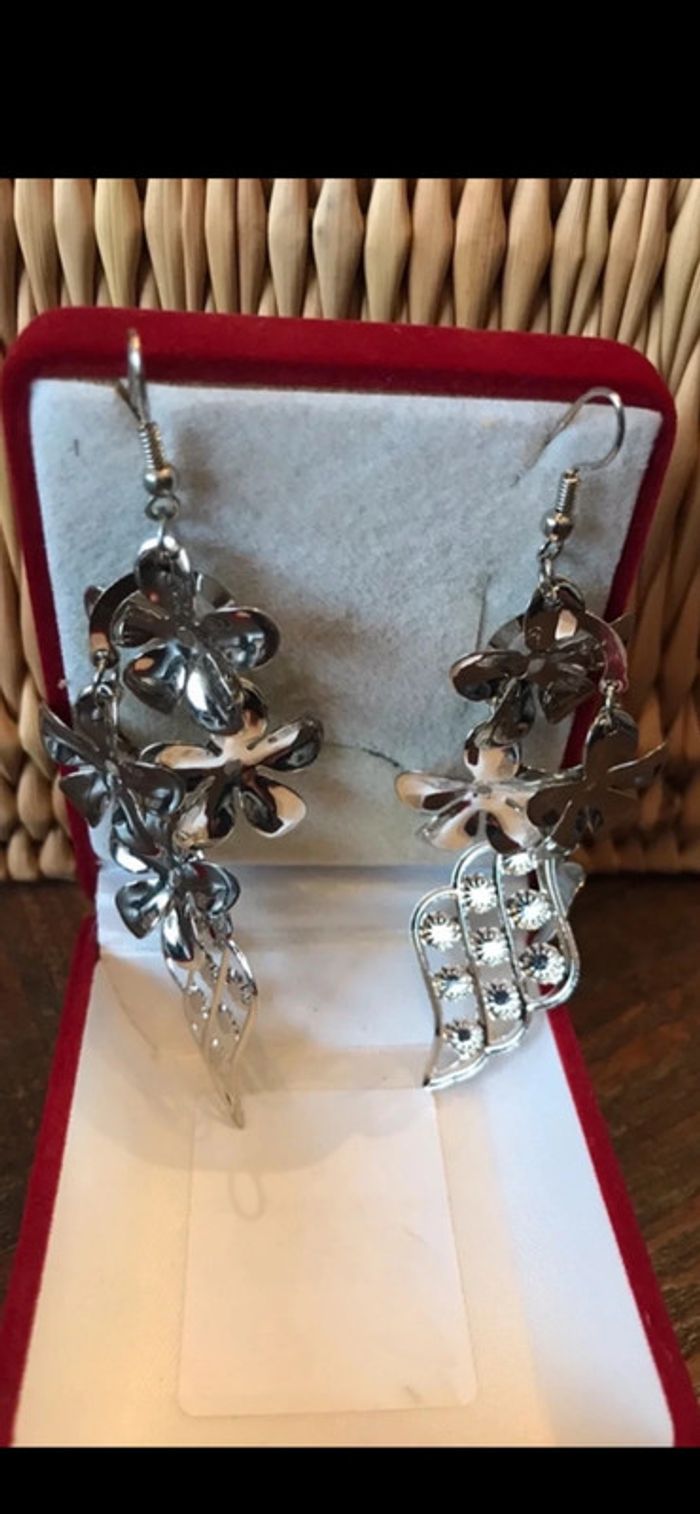 Magnifique paire de boucles d’oreilles avec fleurs - photo numéro 5