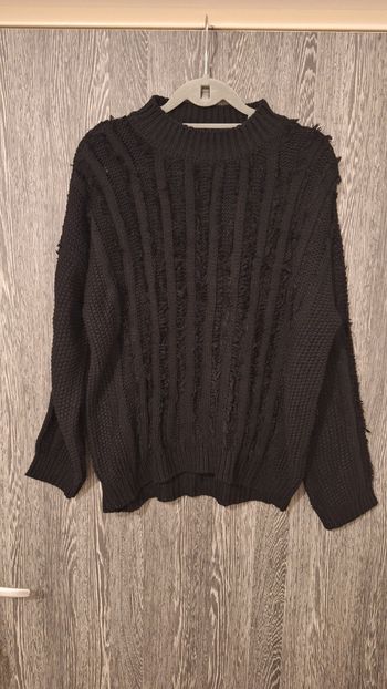 Pull mailles effilochées noir col rond
