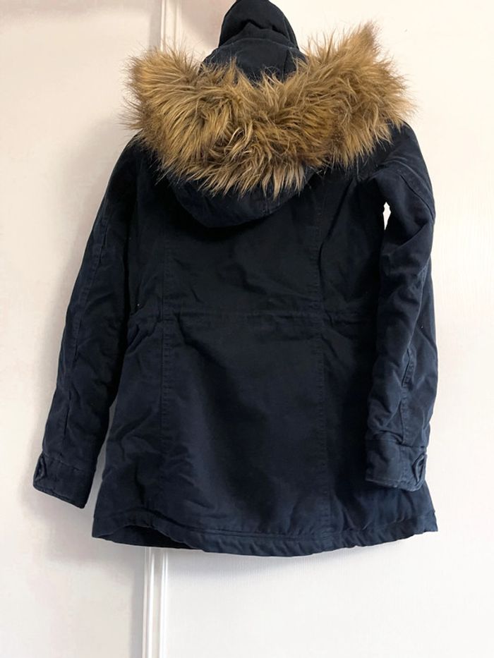 Manteau Hollister bleu marine avec logo rouge - photo numéro 19