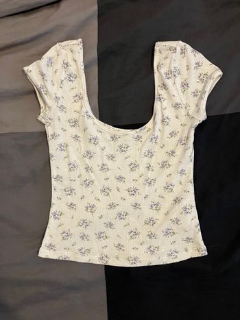 Tee shirt court crème à motifs