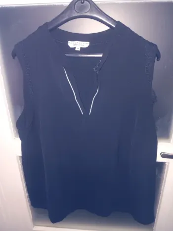 Top sans manches noir, col V détail dentelle taille 48