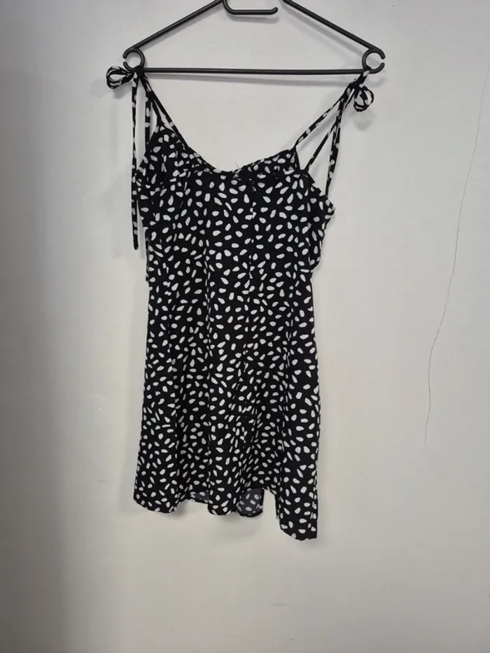 Robe noir et blanche courte - photo numéro 4