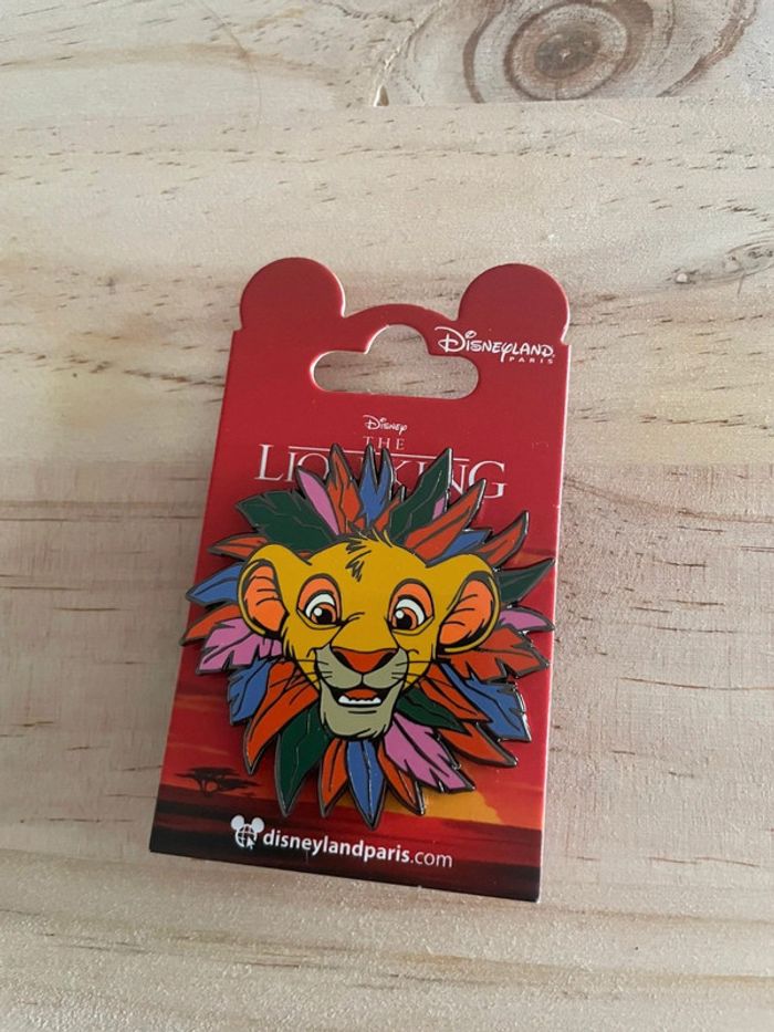 Pin's Disney Le Roi Lion Simba Crinière Feuilles - Neuf