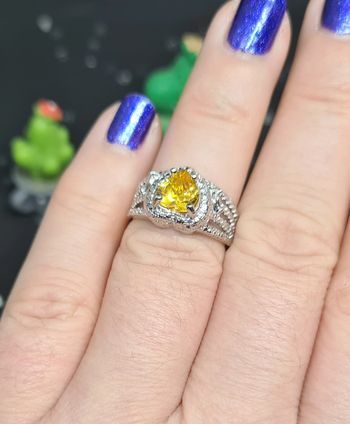 Bague fantaisie argentée avec pierre cœur jaune