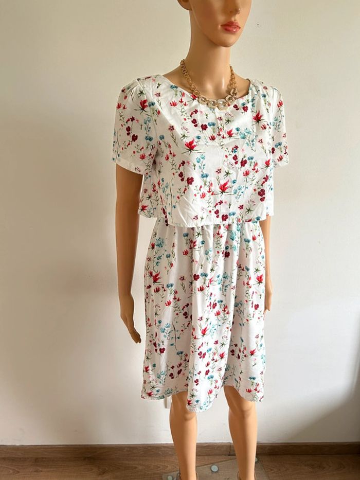 Robe blanche et fleurie à manches courtes Naf Naf taille 38 jamais portée - photo numéro 2