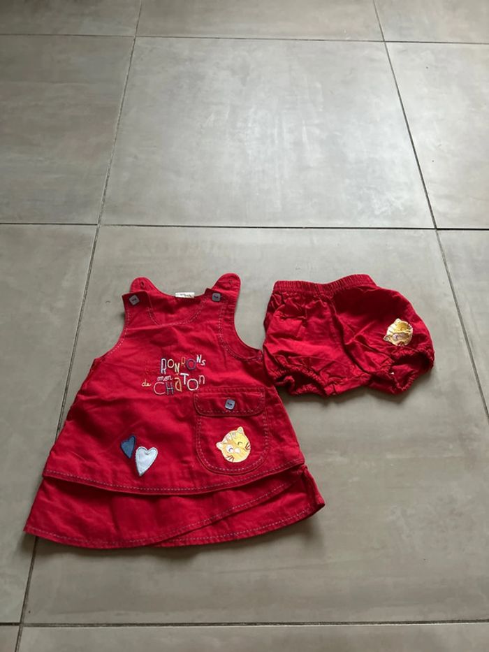 Robe rouge avec boomer