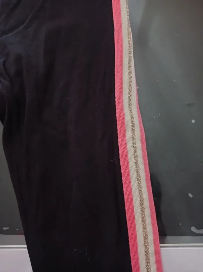 Pantalon noir avec bande coloré sur les côtés - photo numéro 2