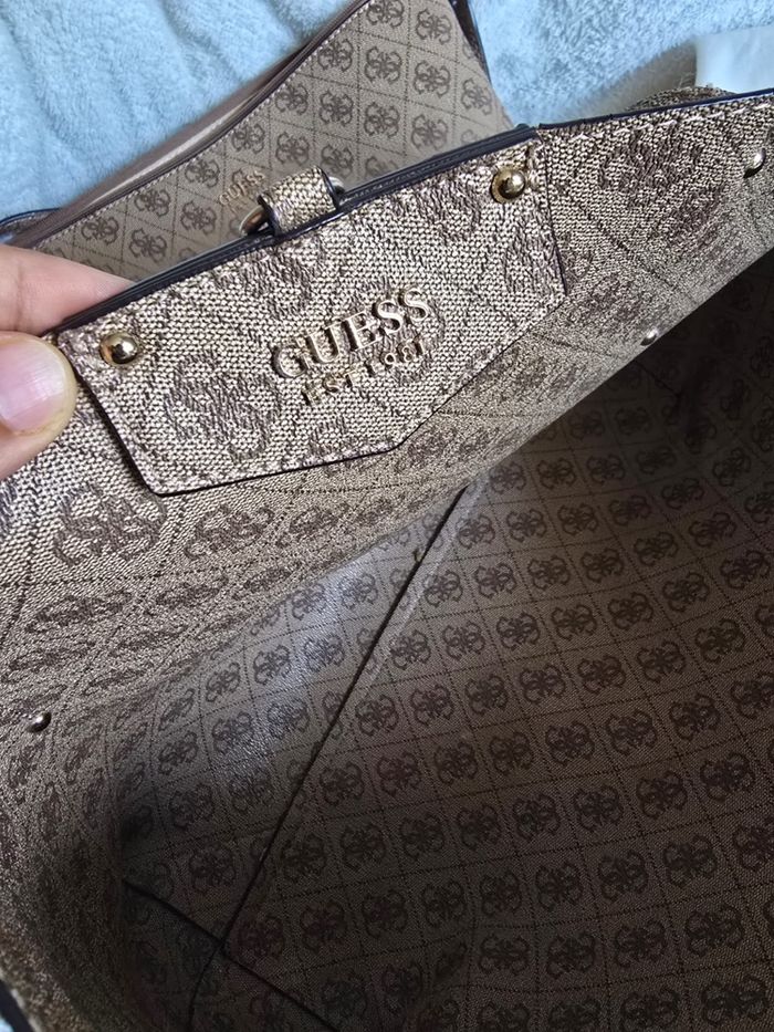 Deux sacs guess un grand et un bandoulière - photo numéro 1