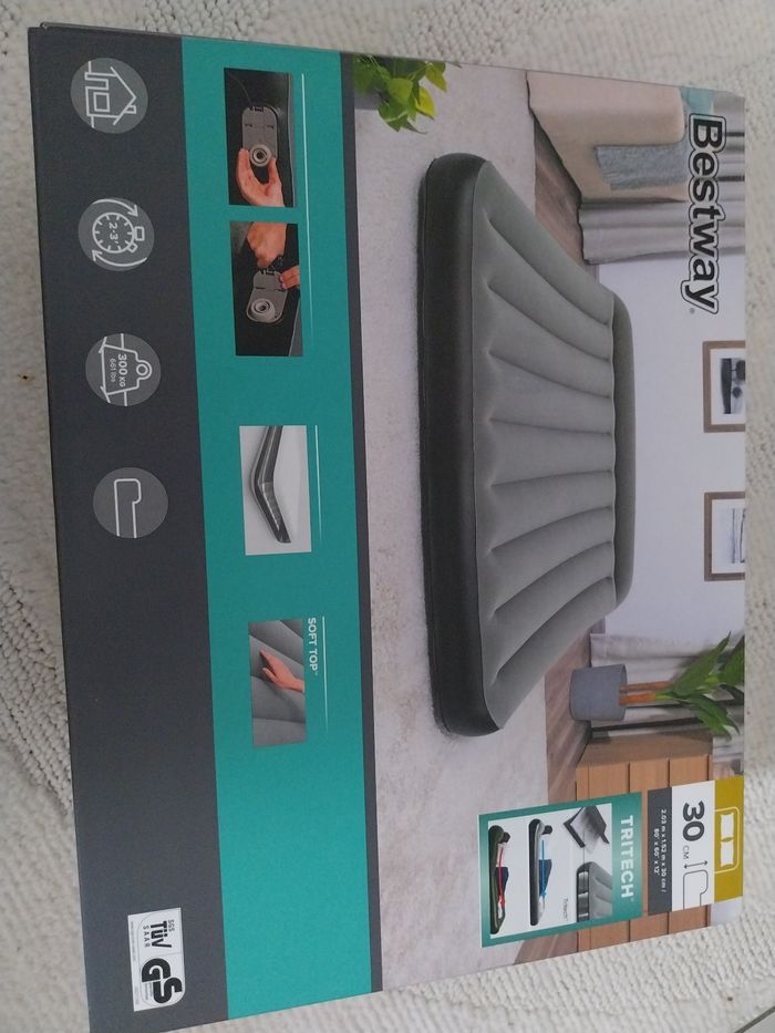 Matelas gonflable 2 places avec une pompe électrique intégrée - photo numéro 2