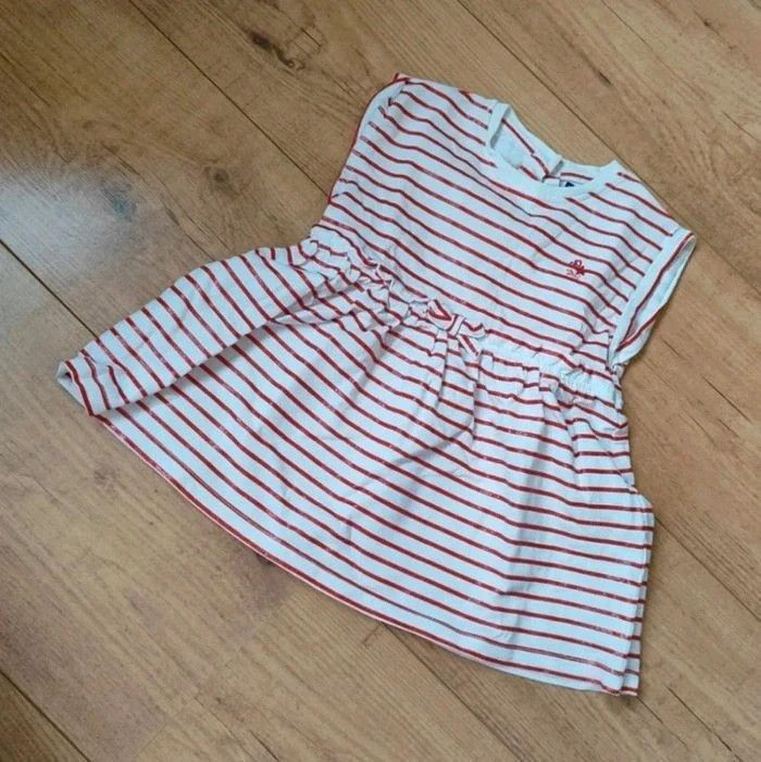 Robe blanche et rouge