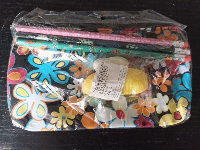 Trousse fleur multicolore et noir