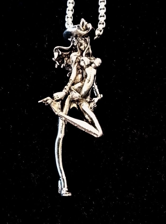 Chaîne + pendentif femme cowboy - photo numéro 1